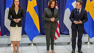 La premier finlandese Sanna Marin, la vice-presidente americana Kamala Harris e il premier svedese Ulf Kristersson alla Conferenza di Monaco di Baviera. (17.2.2023)