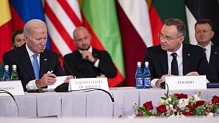 Le président Joe Biden écoute le président polonais Andrzej Duda parler lors d'une réunion avec les dirigeants des Neuf de Bucarest, le 22 février 2023