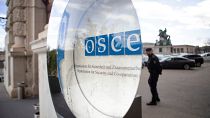 Логотип ОБСЕ на здании штаб-квартиры организации в Вене