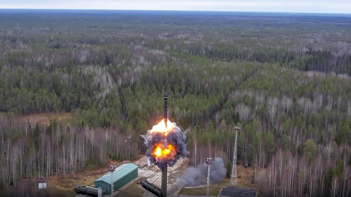 صاروخ روسي عابر للقارات قادر على حمل رؤوس نووية خلال تدريبات شمال غرب روسيا