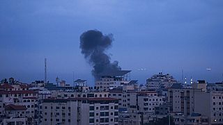Füst száll fel a gázai övezetből 2023 február 23-án, miután Izrael a csütörtök hajnali palesztín rakétatámadásokra válaszul szintén tüzet nyitott