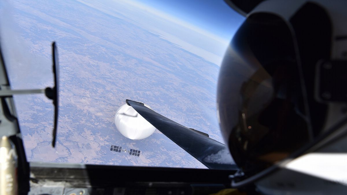 Pentagon, balonun vurulmadan bir gün önce U-2 tipi savaş uçağı pilotu tarafından çekilen fotoğraflarını 20 gün sonra yayınladı.