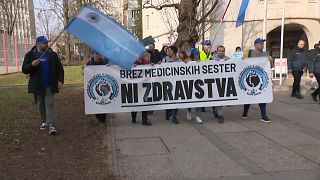 Pflegekräfte und Hebammen protestieren für bessere Löhne in Ljubljana