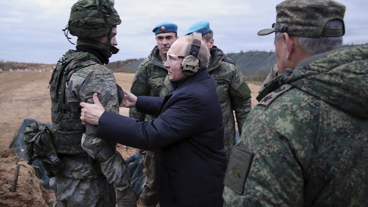 Le président russe Vladimir Poutine dans un centre d'entraînement militaire