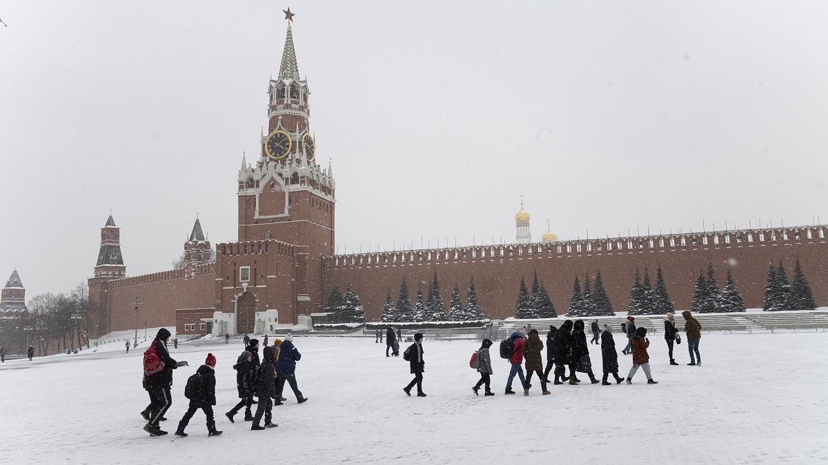 Egy iskoláscsoport a Kreml előtt 2021 telén
