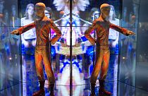 Un costume porté par David Bowie exposé lors d'une rétrospective consacrée à l'artiste par le musée V&A