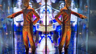Un costume porté par David Bowie exposé lors d'une rétrospective consacrée à l'artiste par le musée V&A