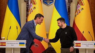 Le président ukrainien Volodymyr Zelenskyy et le Premier ministre espagnol Pedro Sánchez lors d'une conférence de presse conjointe à Kyiv, en Ukraine, jeudi 23 février 2023.