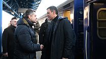 Pedro Sánchez es recibido en Kiev por el viceministro ucraniano de Asuntos Exteriores, Yevhen Perebyinis