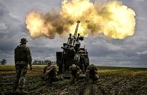 Militares ucranianos disparan con un cañón autopropulsado francés de 155 mm/52 calibre Caesar hacia posiciones rusas en una línea del frente en la región oriental del Donas
