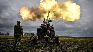 Militares ucranianos disparan con un cañón autopropulsado francés de 155 mm/52 calibre Caesar hacia posiciones rusas en una línea del frente en la región oriental del Donas