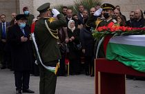 الرئيس الفلسطينيي محمود عباس في مقر الكقاطعة برام الله خلال تشييع جثمان القيادي أحمد قريع
