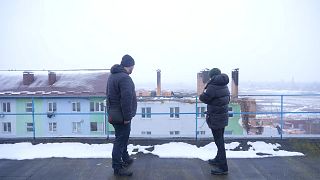 Igor Tkachuk, residente em Buzova, na Ucrânia, com a repórter da Euronews, Valérie Gauriat,