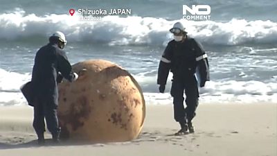 Metallkugel am Strand von Shizuoka