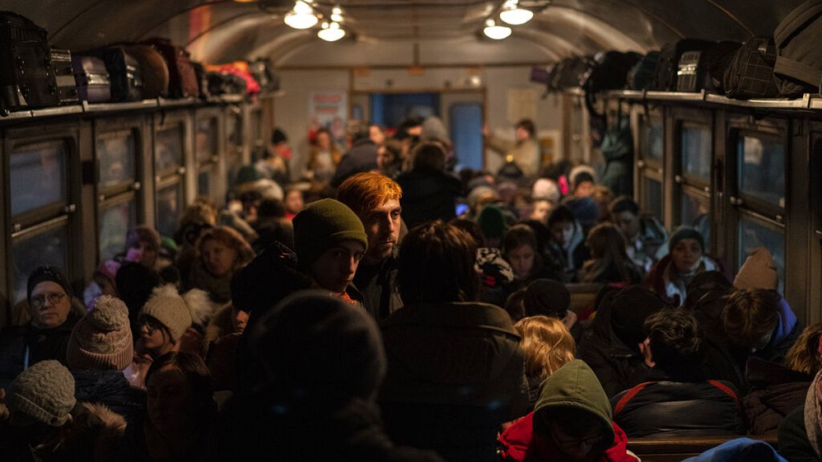 Sfollati ucraini a bordo di un treno diretto in Polonia a Leopoli, Ucraina occidentale, domenica 13 marzo 2022