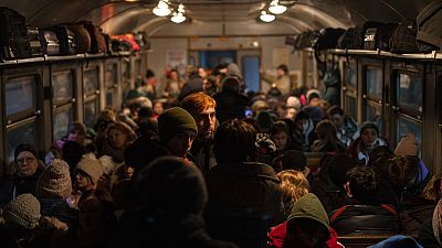 Sfollati ucraini a bordo di un treno diretto in Polonia a Leopoli, Ucraina occidentale, domenica 13 marzo 2022