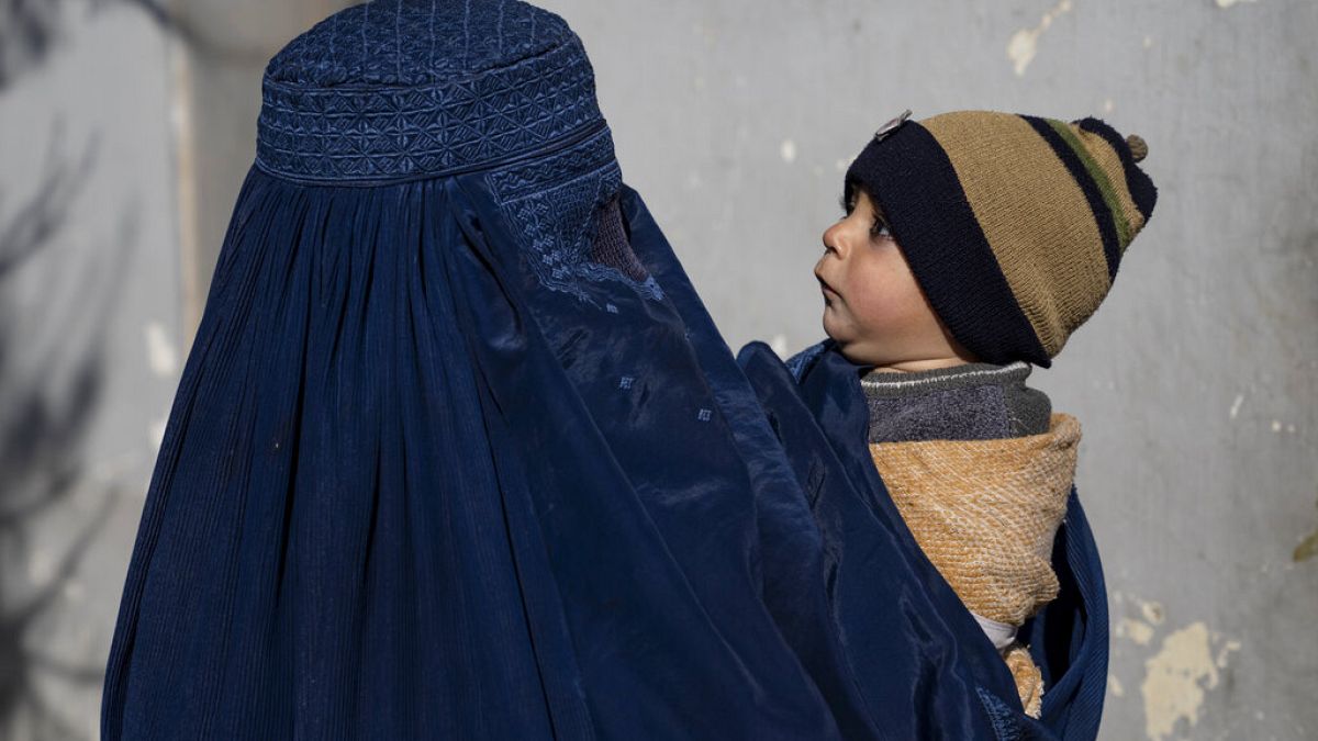A hagyományos muzulmán viselet egyik arcot eltakaró változata (illusztráció)
