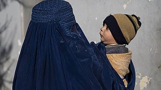 A hagyományos muzulmán viselet egyik arcot eltakaró változata (illusztráció)