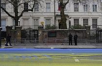 Londra'da protestocu Rus Büyükelçiliği'nin önündeki yolu Ukrayna bayrağının renklerine boyadı