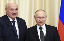 El presidente bielorruso, Alexander Lukashenko, y el presidente ruso, Vladímir Puitn, posan para una foto tras una reunión bilateral el 17 de febrero de 2023. 