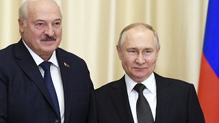 El presidente bielorruso, Alexander Lukashenko, y el presidente ruso, Vladímir Puitn, posan para una foto tras una reunión bilateral el 17 de febrero de 2023.