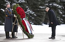  فلاديمير بوتين يضع إكليلاً من الزهور على ضريح الجندي المجهول في حديقة ألكسندر خلال الاحتفالات الوطنية بـ "يوم المدافع عن الوطن"، موسكو، روسيا، 23 فبراير 2023.