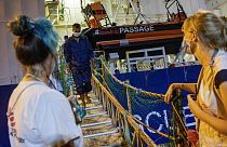 Akdeniz'de bir yardım gemisiyle kurttardığı göçmenleri talya'nın Sicilya Adası'ndaki bir limana indirdi / Arşiv