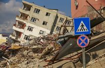 مبنى مدمر يتكئ على مبنى مجاور بعد الزلزال الذي ضرب سمانداغ جنوب تركيا، 22 فبراير 2023.