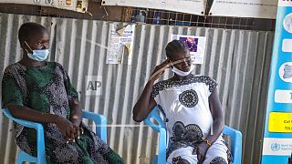 Várandós anyák várnak a Mingkaman egészségügyi klinikán Mingkaman faluban, Awerial megyében, Dél-Szudánban, 2022. október 19-én