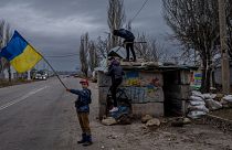 Niños ucranianos juegan en un puesto de control abandonado en Jersón, en el sur de Ucrania, el 23 de noviembre de 2022.