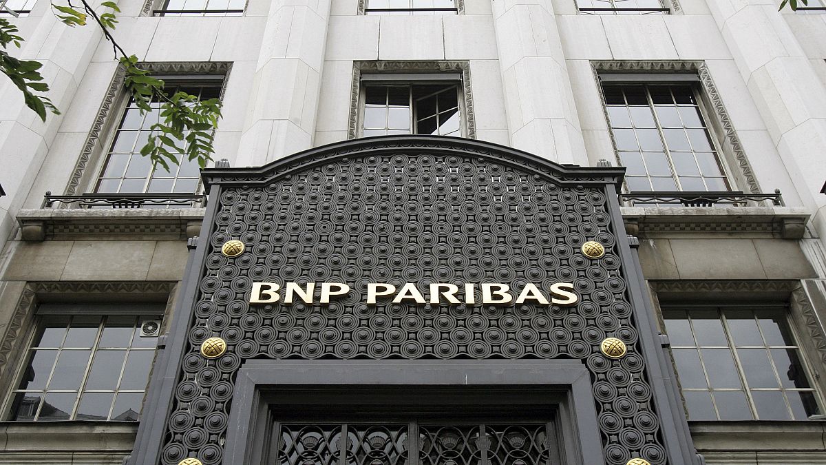 تظهر هذه الصورة شعار بنك "بي إن بي باريبا" الفرنسي مثبتاً على مدخل مقره الرئيس في العاصمة باريس.