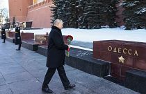23 февраля Владимир Путин возложил цветы на аллее городов-героев и городов воинской славы
