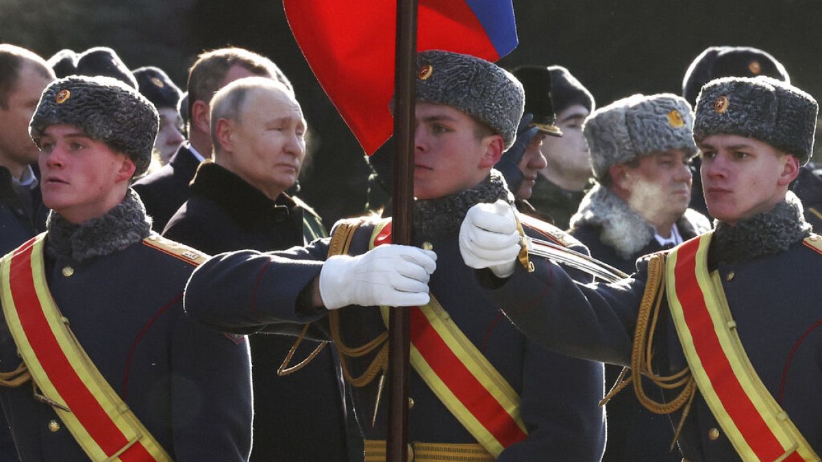 Am Tag des "Vaterlandsverteidigers" legt der russische Präsident Putin einen Kranz am Grab des Unbekannten Soldaten im Alexandergarten nieder.