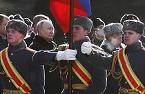 Am Tag des "Vaterlandsverteidigers" legt der russische Präsident Putin einen Kranz am Grab des Unbekannten Soldaten im Alexandergarten nieder.