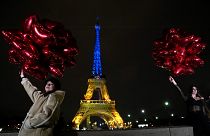 Torre Eiffel iluminou-se com as cores ucranianas