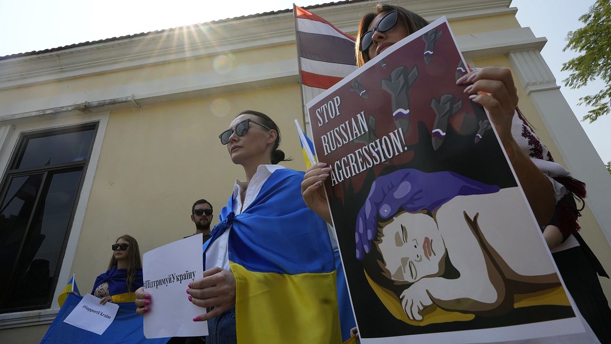 أوكرانيون يتجمعون أمام سفارتهم في بانكوك، تايلاند 24/02/2023