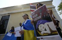 أوكرانيون يتجمعون أمام سفارتهم في بانكوك، تايلاند 24/02/2023