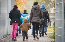 Refugiados passam por um centro de deportação em Bamberg