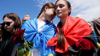 نساء أوكرانيات في حفل تأبين جندي قتل في الحرب، كييف - أوكرانيا 18 يونيو 2022.