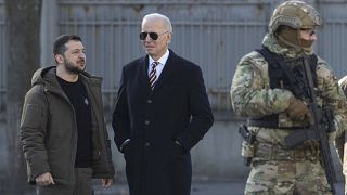 El presidente Joe Biden y el presidente ucraniano Volodymyr Zelenskyy conversan durante una visita no anunciada en Kyiv, Ucrania, el lunes 20 de febrero de 2023.