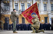 الرئيس الأوكرايحمل علم وحدة عسكرية بينما يقبله أحد الضباط، بمناسبة الذكرى السنوية الأولى للحرب الروسية الأوكرانية في كييف، أوكرانيا،24 فبراير 2023.