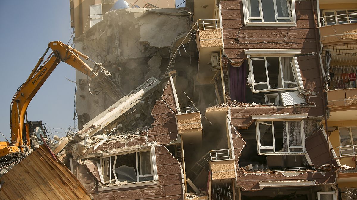 مبنى مدمر بسبب الزلزال بمدينة سامانداغ التركية