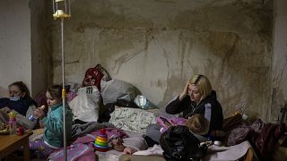 Des femmes accompagnées de leurs enfants et nourissons se réfugient dans une cave reconvertie en abris anti-bombe à l'hôpital pédiatrique OKhmadet de Kyiv. 1er mars 2022