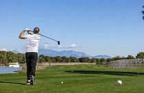 Golfer können in Belek das ganze Jahr über auf Plätzen spielen, die einen weiten Blick auf das Taurusgebirge bieten.