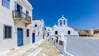 Trocar Santorini por Amorgos caiados de branco e cortados de azul