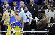 Der ukrainische Schwergewichtsboxer Oleksandr Usyk in die Farben seines Landes gehüllt, nach seinem Kampf gegen den Briten Anthony Joshua im August 2022.