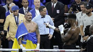 Der ukrainische Schwergewichtsboxer Oleksandr Usyk in die Farben seines Landes gehüllt, nach seinem Kampf gegen den Briten Anthony Joshua im August 2022.