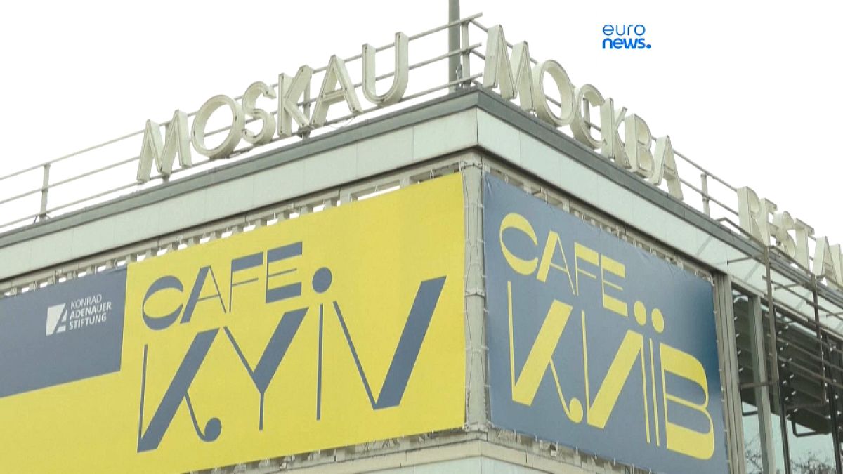 "Кафе Moskau" переименовали в "Кафе Кyiv", кадр из видео, 23 февраля 2023 г.