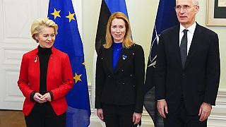 Presidente da Comissão Europeia e secretário-geral da NATO com a primeira-ministra da Estónia, em Tallin