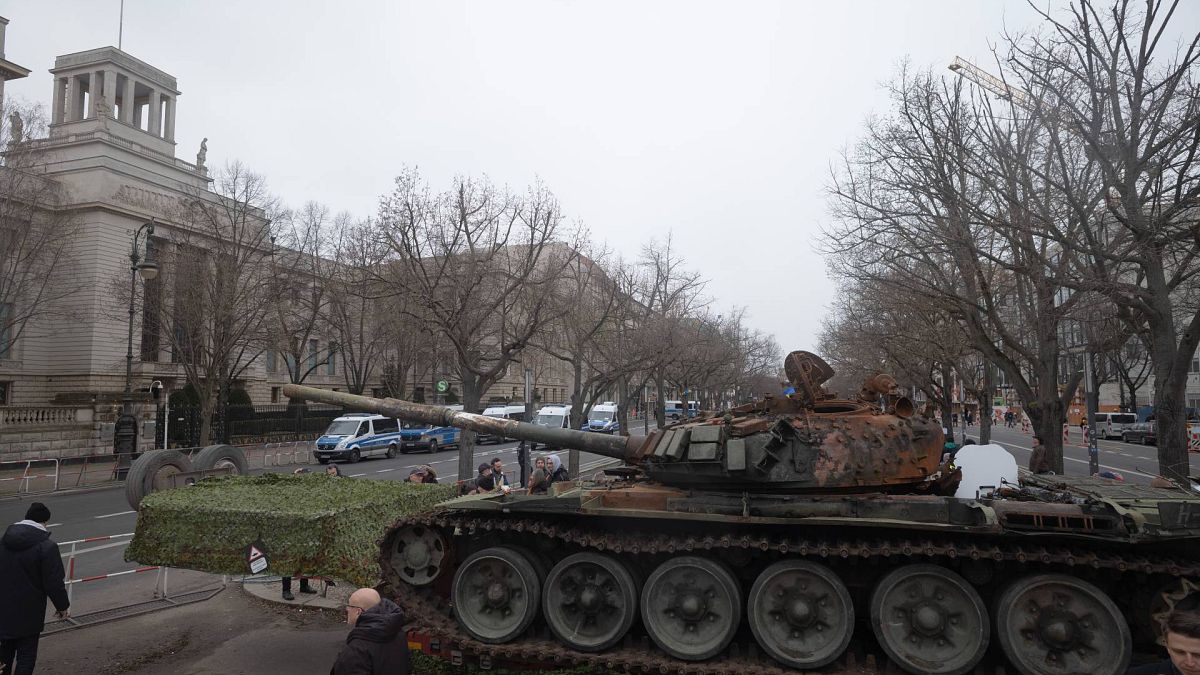 حطام دبابة روسية من طراز T-72، دُمرت عند اقترابها من كييف، أمام السفارة الروسية في برلين، ألمانيا، الجمعة 24 فبراير 2023